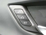 運転席のシートポジションを記憶・再現できるメモリー機能を搭載しています。