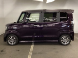 狭い駐車場でも、スライドドアならチャイルドシートへのお子さまの乗降や荷物の積載もスムーズ。とても便利な【助手席側。電動スライドドア】ドアハンドを少し引くだけでリアドアが自動開閉します。