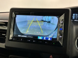 リバースギアに入れるだけで後方の表示へ切り替わります。夜間や雨の日の駐車も楽になりますよ。