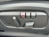 運転席メモリー付きフロント電動シート装備。