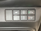 ハンドルの右側にHondaセンシング用のメインスイッチとパワーテールゲートスイッチがついています。パワーテールゲートスイッチは車内からでもテールゲートの開け閉めを電動でできます。