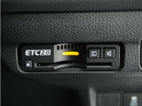 ◆ETC2.0装着◆進化したドライブ体験。料金収受システムだけだったETCが生まれ変わって、高速道路を賢く使うETC2.0に進化しました。多彩な情報サービスが便利で快適なドライブ体験を提供します。