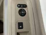 狭い駐車場で便利な電動格納ドアミラーが付いています。