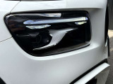 メルセデス・ベンツのヘッドライトはヘッドライトをいち早く点灯させ、周囲に対して自車の存在をアピールし、被視認性を高めて交通事故を減らそうという考えなのです。これこそが、メルセデスの安全哲学です。