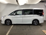 狭い駐車場でも、スライドドアならチャイルドシートへのお子さまの乗降や荷物の積載もスムーズ。とても便利な【両側電動スライドドア】ドアハンドを少し引くだけでリアドアが自動開閉します。