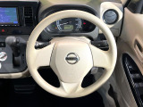 インテリアに合わせたデザインのステアリングは、運転される方のことも考え、運転しやすい形状、大きさです。是非一度、実際に触ってお確かめください。
