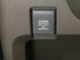 アクセサリーソケットはUSBのアダプターなどをつければ、スマホの充電にも使えます。周辺には物が置けるボックスがついています。