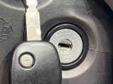 【キーレス】少し離れた場所からでもボタン一つでドアの開錠・施錠ができるのでとっても便利!ドアの鍵穴周りに傷をつけることもありません♪