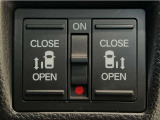 【両側パワースライドドア】両側がパワースライドドアになっており、運転席のスイッチやスマートキーでも開閉が可能です!開口部も広いので乗り降りも楽々♪