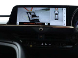 パノラミックビューモニター装備!サイドクリアランスビュー/コーナリングビュー・車両に取り付けたフロント、サイド、バックカメラの映像を合成して画面上に表示させ、車両をうしろ上空から見たような映像を表示。