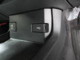 便利なUSBジャック・12V電源ソケットも付いています。周辺機器の充電にご利用頂けます。