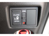 乗り降りラクラクな片側パワースライドドアが装備されてます。運転席からもリモート操作が可能です。外からはリモコンキーで開閉することができます。巻き込み防止機能もありますので安心です。