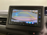 リバースギアに入れるだけで後方の表示へ切り替わります。夜間や雨の日の駐車も楽になりますよ。