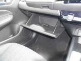 必需品の保険証や車検証の他に、お好きなCD・DVDやサングラスなど小物を収納できます。意外と大切な部分なんですよ。
