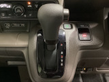 CVT車のセレクトレバーです。低速から高速まで、変速ショックのないスムーズな走りと、エンジン効率のよい領域を維持して燃費にも貢献します。サイドブレーキはスイッチ操作の電子制御パーキングブレーキです。