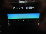 メーターも電気自動車専用。必要な情報をひと目で確認 バッテリの容量がありまだまだ安心して乗れます