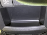足元部分にはちょっとした小物を入れるのに便利な収納BOXもあります。