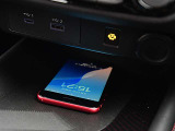 Qi規格に対応したスマートフォンのワイヤレス充電器を装備していますのでUSBコードを接続することなく手軽に充電できます。