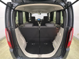 開口部も広く荷物の積み下ろしもしやすいお車となっております。シートの背もたれは5:5の割合で背もたれを可倒でき、前後のシートスライドもできるので荷室をひろげることができます。