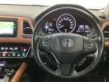 【ハンドル】運転にかかわる様々な操作を安全に行えるように視点移動が少なく操作性に配慮されたスイッチ類が凝縮されたコックピットです。