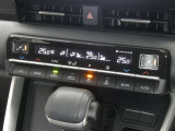 【オートエアコン】車内温度を感知して自動で温度調整をしてくれるのでいつでも快適な車内空間を創り上げます!どの席に座っても快適なドライブが楽しめます♪