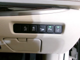 パーキングセンサーや横滑りを防ぐVSA等のスイッチ類は運転席の右側、手の届きやすい位置にあります。