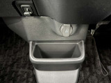 センターコンソールボックス周辺にはコンビニフックや電源ソケットが機能的に配置されており便利にご利用いただけます♪