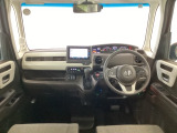 【前方視界】開放的な前方視界!運転がしやすく疲れにくいです♪窓が大きく、見通しがとっても良いおクルマですよ♪