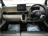 運転にかかわる様々な操作を安全に行えるように視点移動が少なく、操作性に配慮されたスイッチ類が凝縮されたコクピットです。