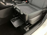 助手席シート下のトレイにはくつ1足を収納できます。