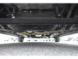 車両後方からの下回りです。マフラー防錆塗装や下回り防錆施工等も可能でございます。