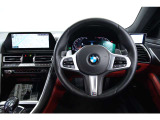 快適装備が標準で多く入っており、ソフトクローズドアやハーマンカードンのスビーカー、シートヒーター ベンチレーションなど最上級にふさわしい装備が備わっています。