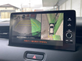 【バックカメラ】運転が苦手な方も車庫入れラクラク。ギアをリバースに入れれば自動的に切り換わりますので、面倒な操作は不要です。狭い駐車場も大切なお車を傷つけず安心です。
