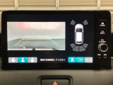 バックでの車庫入れも安心です!リアカメラが付いているバックモニター付のナビディスプレイを装備しております。バンパーについているソナーや、操作線もついており距離感も画面から確認できます。