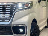 【LEDヘッドライト】悪天候や夜間走行時も良好な視界を確保し安心して運転できる高輝度LEDヘッドライトを装備!点灯速度が早く、消費電力も抑えられています。