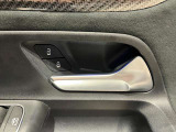 メモリー付き電動シートも装備されておりますのでシート位置を3パターン記憶できます。
