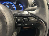 ステアリングスイッチ付きで、運転中に視線を前に向けたまま操作できます。