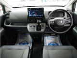 運転にかかわる様々な操作を安全に行えるように視点移動が少なく、操作性に配慮されたスイッチ類が凝縮されたコクピットです。