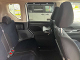 駐車中の休憩に重宝するテーブルと収納できるブラインドがついています。