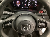 ステアリングホイール・後ろの減速セレクターは、左右に取り付けられた2つのパドルスイッチで減速の強さを調整。左側の「-」を操作すると減速を強く、右側の「+」を操作すると減速を弱くすることができます。