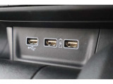 USBオーディオ用ソケットがついていますので携帯電話などを接続すれば音楽等の再生が可能です!充電用ソケットもございます!