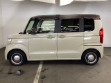 狭い駐車場でも、スライドドアならチャイルドシートへのお子さまの乗降や荷物の積載もスムーズ。とても便利な【両側電動スライドドア】ドアハンドを少し引くだけでリアドアが自動開閉します。
