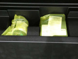 スペアタイヤレス車です。応急セットを搭載しております。