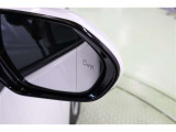ブラインドスポットモニター(BSM)を装備しています。隣を走る車両が死角に入るとミラー内LEDインジケーターが点灯。さらに、ウィンカーを出すとインジケーターが光って点滅して注意を促してくれます。