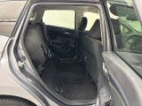 後部座席は跳ね上げることができるので、背が高い荷物の積み込みも可能です。