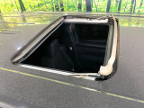 【サンルーフ】開放感たっぷりの希少装備、サンルーフが装着されています!車内に明かりを取り入れたり景色を楽しむ以外にも、車内の空気も簡単に換気できて快適です!