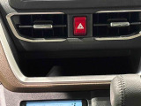 手の届くところにスマートフォンが置けるインパネセンタートレイ