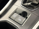【電動パーキングブレーキ】パーキングブレーキは便利な電動式!ボタン一つで操作でき、アクセルを踏めば自動で解除されます♪レバーやペダルが無いので運転席廻りもすっきりしますね♪