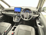 運転席まわりです。 各操作スイッチは使いやすい位置に配置されてます。
