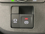 【電動パーキングブレーキ】パーキングブレーキは便利な電動式!ボタン一つで操作でき、アクセルを踏めば自動で解除されます♪レバーやペダルが無いので運転席廻りもすっきりしますね♪